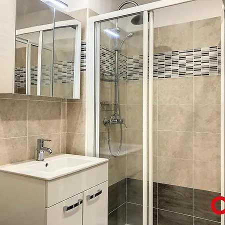 Avec Terrasse, Piscine Et Parking A - Fr-1-647-36 Appartement *