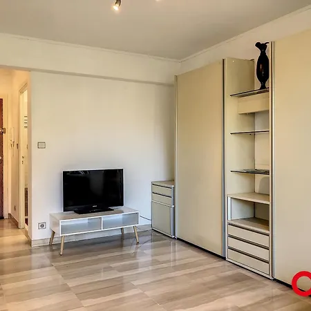 Avec Terrasse, Piscine Et Parking A - Fr-1-647-36 Appartement *